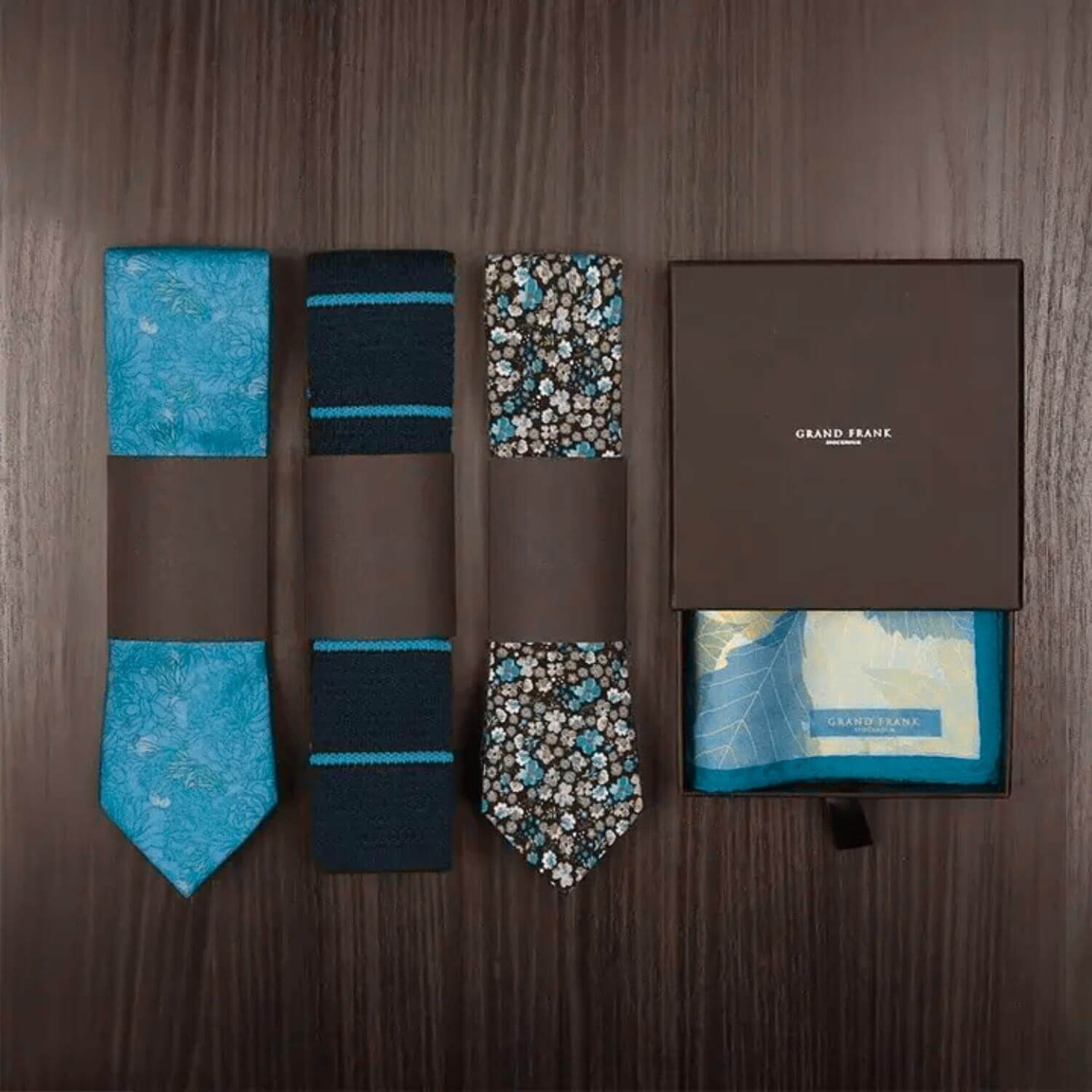 The custom-printed tie boxes The custom-printed tie boxes
